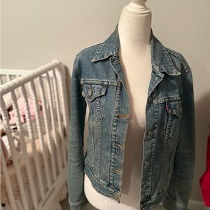 Women’s Distressed Fitted  Levi's Light Blue Jean Jacket